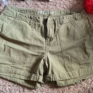 Old Navy Women's Cargo Shorts in Olive 12